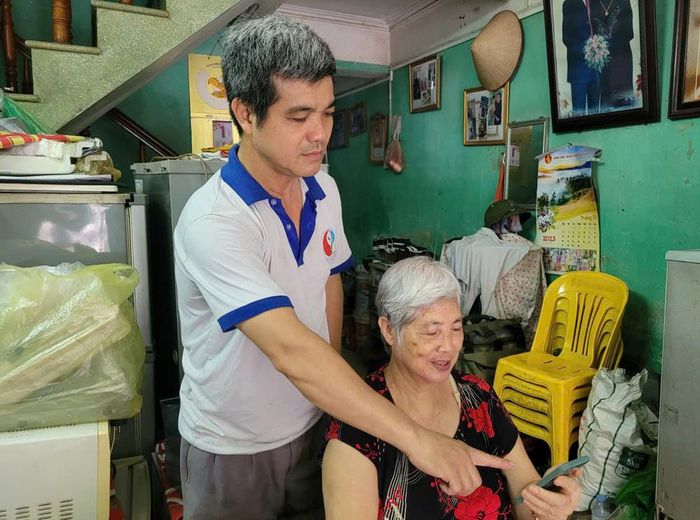 Cán bộ hưu trí phường Kinh Bắc phấn khởi khi nhận lương hưu tăng 8% vào tài khoản cá nhân.