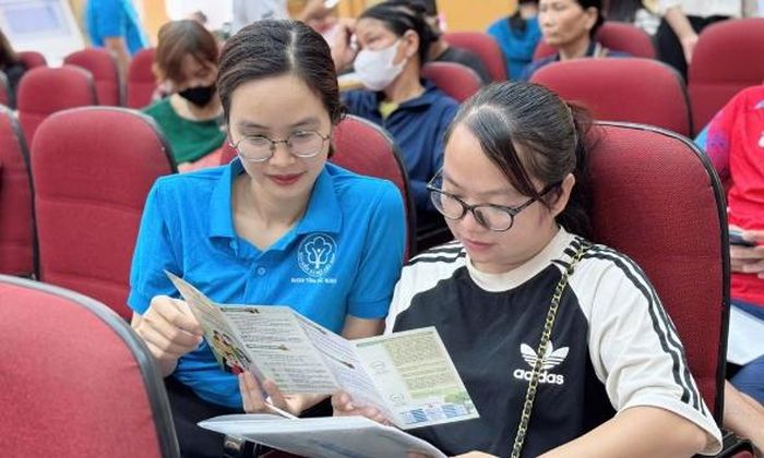 Tư vấn về chính sách bảo hiểm y tế cho người dân tại Trung tâm Cung ứng dịch vụ sự nghiệp công phường Bắc Giang.