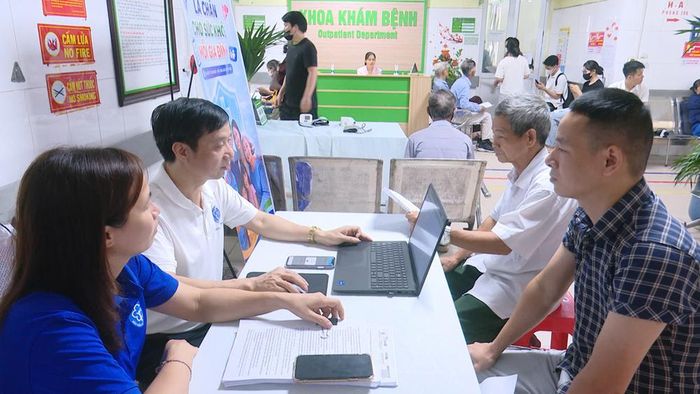 Tư vấn chính sách bảo hiểm xã hội, bảo hiểm y tế cho người bệnh, người nhà người bệnh tại Bệnh viện Đa khoa Quế Võ.