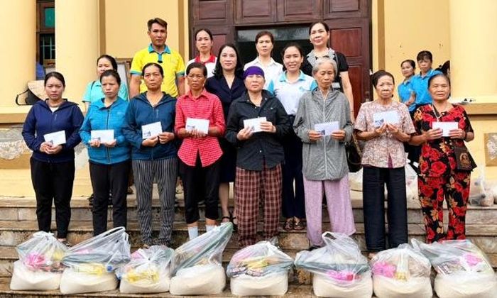 Đại diện Ủy ban MTTQ xã Gia Bình, Hội Liên hiệp Phụ nữ xã và các nhà hảo tâm tặng quà cho các hộ dân.