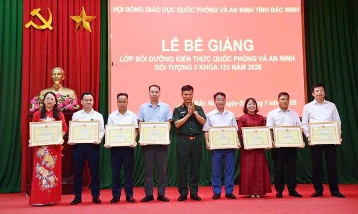 Đại tá Nguyễn Khắc Trung trao giấy chứng nhận cho các học viên.
