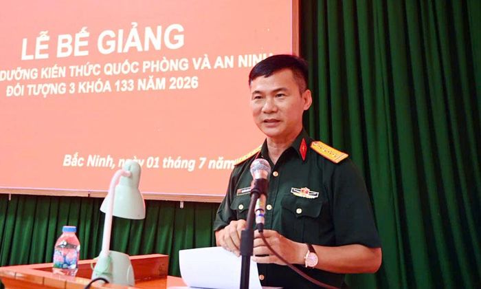 Đại tá Nguyễn Khắc Trung phát biểu bế giảng.