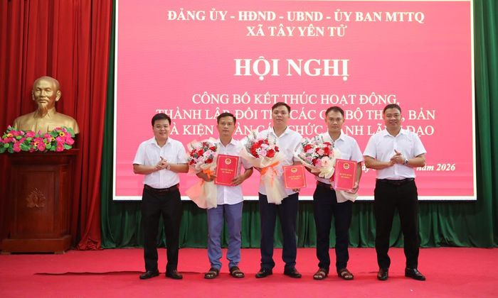  Lãnh đạo UBND xã Tây Yên Tử trao quyết định cho các trưởng thôn, bản. 