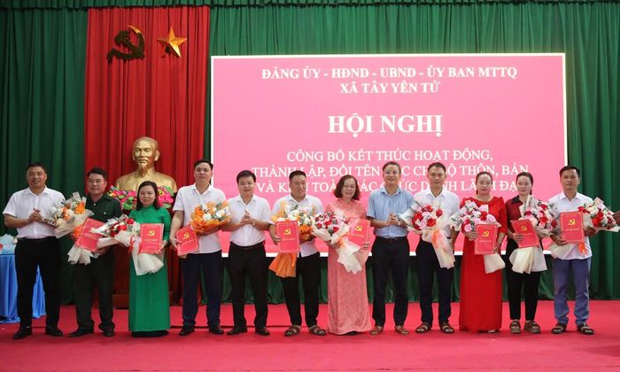  Lãnh đạo Đảng ủy xã Tây Yên Tử trao quyết định cho chi ủy các chi bộ thôn, bản. 