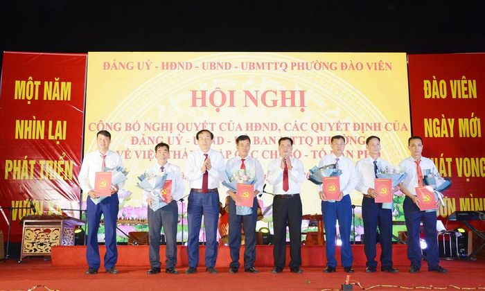 Lãnh đạo phường Đào Viên trao các quyết định chỉ định chức danh bí thư chi bộ các tổ dân phố mới được thành lập.