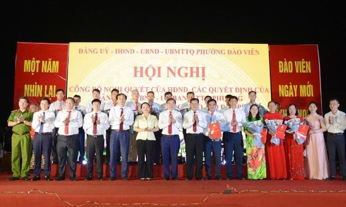 Đồng chí Nguyễn Đình Lợi cùng các đại biểu chúc mừng các đồng chí bí thư chi bộ, tổ trưởng tổ dân phố và Trưởng Ban công tác Mặt trận các tổ dân phố mới thành lập.