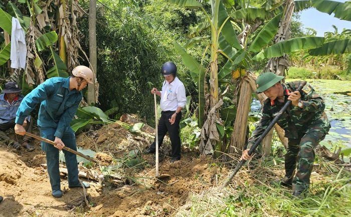 Lực lượng chức năng xã Đại Lộc tổ chức tìm kiếm hài cốt liệt sĩ tại thôn 3 (xã Đại Lộc). Ảnh: LAM PHƯƠNG