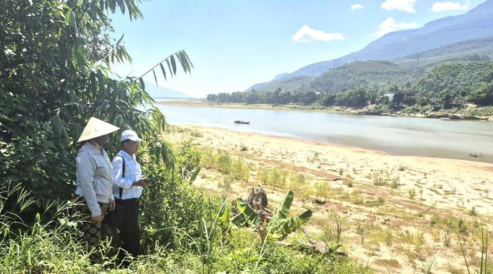 Qua các mùa mưa lũ, sạt lở đã cuốn trôi đất sản xuất của người dân thôn Hội Khách Đông xuống sông Vu Gia. Ảnh: CÔNG TÚ