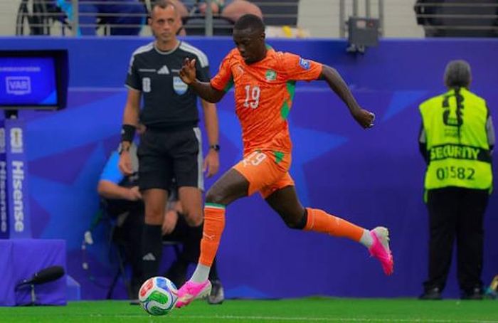 Nicolas Pépé là nhân tố đột biến nhất hàng công với đường kiến tạo thành bàn và một cú cứa lòng chân trái đẳng cấp.
