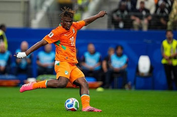 Trung vệ Emmanuel Agbadou mắc lỗi vị trí trực tiếp giúp Berg ghi bàn thắng định đoạt trận đấu.