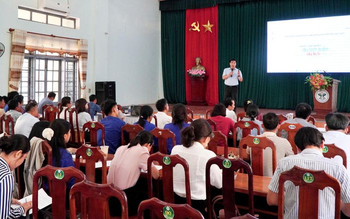 UBND phường Quảng Phú thường xuyên tổ chức các buổi tập huấn về cách làm du lịch cộng đồng cho người dân. Ảnh: PHAN VINH