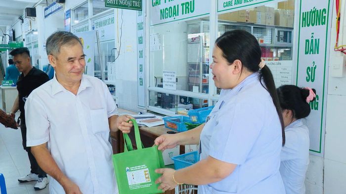 Người bệnh được cấp phát thuốc bằng túi vải tái sử dụng tại Trung tâm Y tế khu vực Ngũ Hành Sơn. Ảnh: H.H