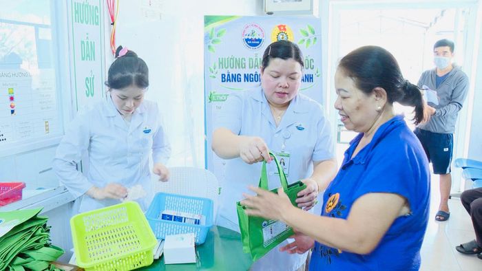 Mô hình cấp phát thuốc bằng túi vải góp phần giảm rác thải nhựa và bảo vệ môi trường. Ảnh: H.H