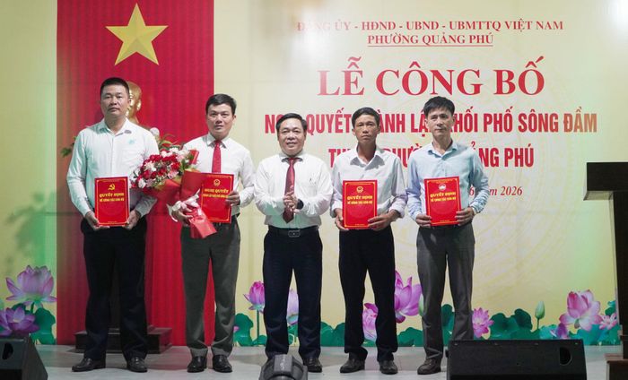 Bí thư Đảng ủy phường Quảng Phú Bùi Ngọc Ảnh trao các quyết định về công tác cán bộ của khối phố Sông Đầm. Ảnh: THANH NHẤT
