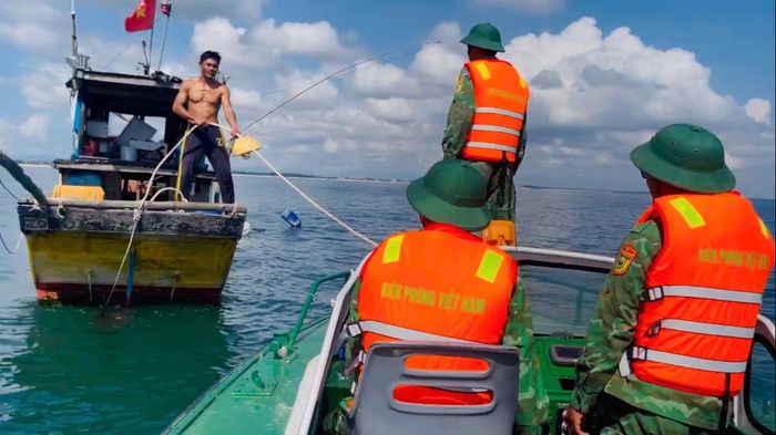 Lực lượng chức năng tăng cường tuần tra, kết hợp tuyên truyền pháp luật cho ngư dân hoạt động trên biển. Ảnh: ĐVCC