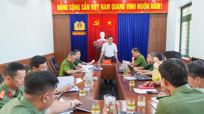 UBND phường Quảng Phú phối hợp Đồn Biên phòng Tam Thanh triển khai lực lượng kiểm tra, xử lý các hành vi khai thác thủy sản trái phép trên vùng biển địa phương. Ảnh: ĐVCC