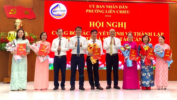 Lãnh đạo phường Liên Chiểu trao các quyết định thành lập Trạm Y tế phường và bổ nhiệm chức danh lãnh đạo. Ảnh: KHÁNH LINH