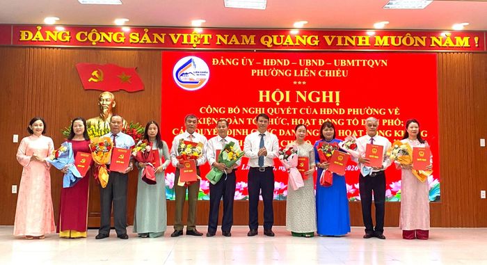 Lãnh đạo phường Liên Chiểu trao quyết định về công tác cán bộ đối với các chức danh người hoạt động không chuyên trách tổ dân phố. Ảnh: KHÁNH LINH