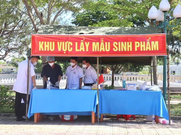 Lực lượng chức năng lấy và phân tích mẫu sinh phẩm. Ảnh: QUỐC TUẤN