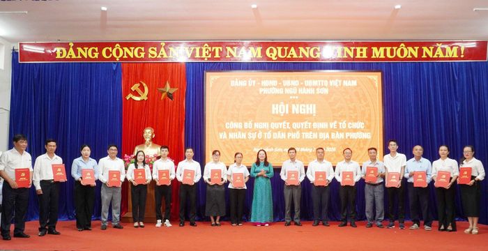 Phó Bí thư Thường trực Đảng ủy phường Ngũ Hành Sơn Lê Thị Thanh Duyên trao các quyết định nhân sự tại hội nghị. Ảnh: TRỌNG HUY