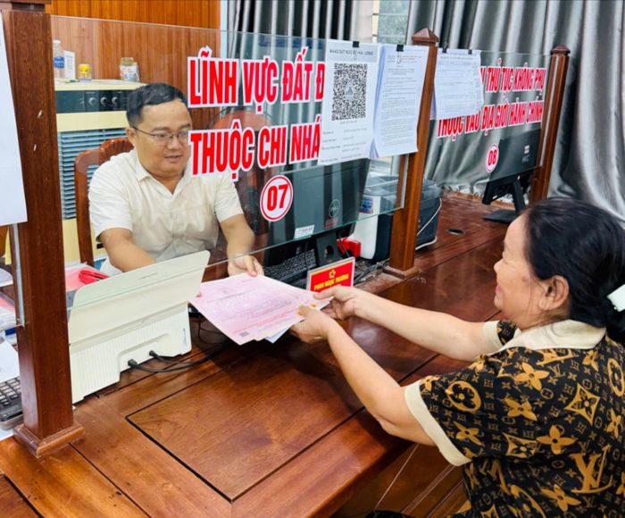 Người dân được trả kết quả giải quyết thủ tục đất đai nhanh chóng nhờ thực hiện phân cấp thẩm quyền ký Giấy chứng nhận. Ảnh: KHÁNH HUYỀN
