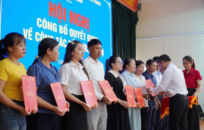 Ban Thường trực Ủy ban MTTQ Việt Nam xã Chiên Đàn công bố quyết định công nhận trưởng ban công tác Mặt trận các thôn. Ảnh: N.ĐOAN