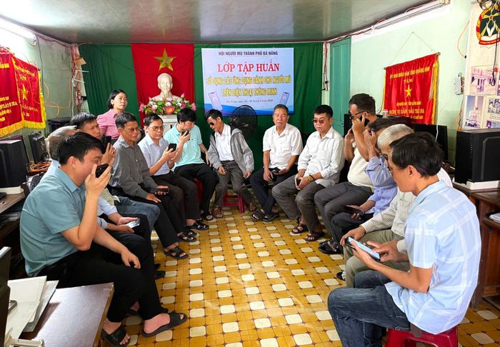 Hội Người mù thành phố Đà Nẵng tập huấn sử dụng điện thoại thông minh nhằm giúp người khiếm thị tiếp cận công nghệ số. Ảnh: P.A