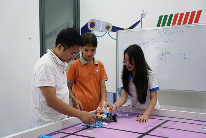 Học sinh tham gia lớp Robotics tại Công ty CP YoungTech Lab Đà Nẵng. Ảnh: TRÂM ANH