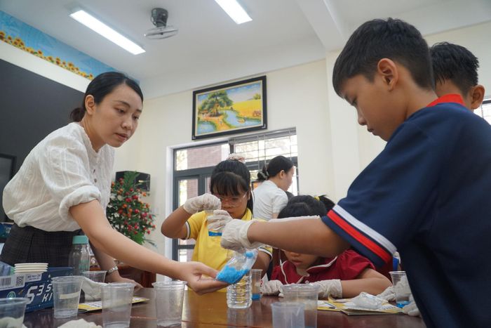 Hoạt động STEM giúp học sinh tiểu học tiếp cận kiến thức khoa học thông qua quan sát, thử nghiệm và làm việc nhóm. Ảnh: HỮU TRUNG