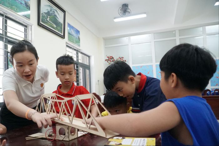Những giờ học STEM giúp mùa hè của trẻ thêm sinh động. Ảnh: HỮU TRUNG