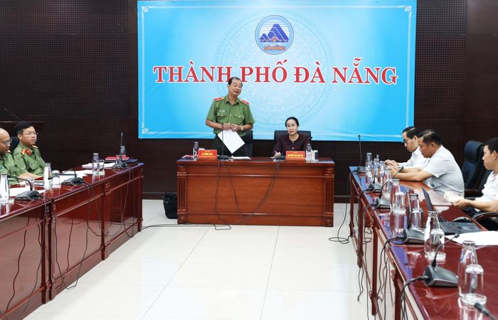 Thiếu tướng Lê Hồng Hiệp, Phó Cục trưởng Cục Công tác chính trị (Bộ Công an) phát biểu tại cuộc họp. Ảnh: NGỌC HÀ