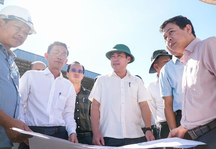 Phó Chủ tịch UBND thành phố Phan Thái Bình kiểm tra thực tế Khu công nghiệp, hậu cần cảng Tam Hiệp. Ảnh: HỒ QUÂN