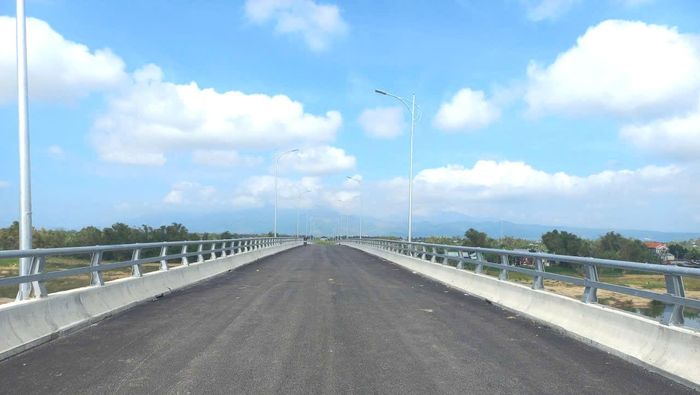 Hạng mục cầu Văn Ly đã cơ bản thi công hoàn thành. Ảnh: CÔNG TÚ