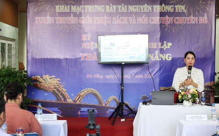 Đại diện Ban Tuyên giáo và Dân vận Thành ủy trình bày chuyên đề “Đà Nẵng - Một năm hình thành, một chặng đường phát triển". Ảnh: NGỌC HÀ