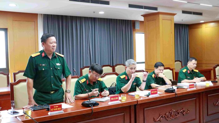 Đại biểu Bộ Tham mưu Quân khu 5 phát biểu tại buổi làm việc. Ảnh: QUANG HÙNG