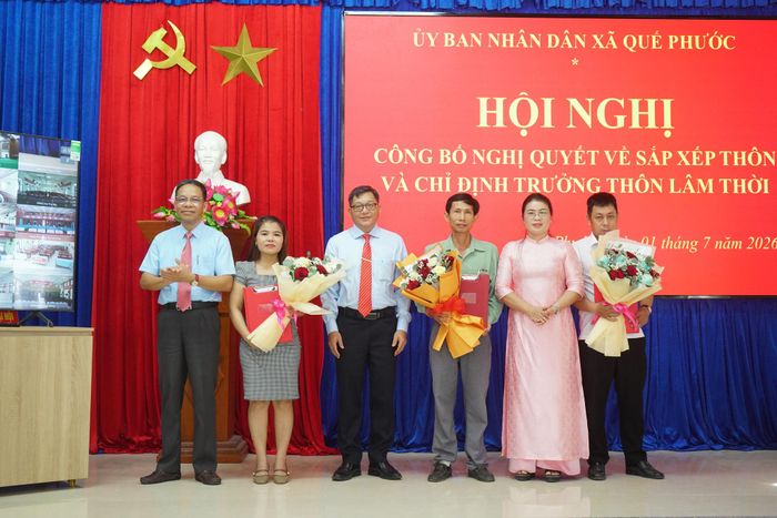 Lãnh đạo xã Quế Phước trao quyết định chỉ định trưởng thôn lâm thời các thôn Khánh Bình, Phú Gia và Bình Yên. Ảnh: MINH THÔNG