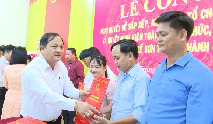 Ông Nguyễn Phước Sơn, Bí thư Đảng ủy, Chủ tịch HĐND xã Quế Sơn Trung trao quyết định về công tác cán bộ ở thôn. Ảnh: DUY THÁI