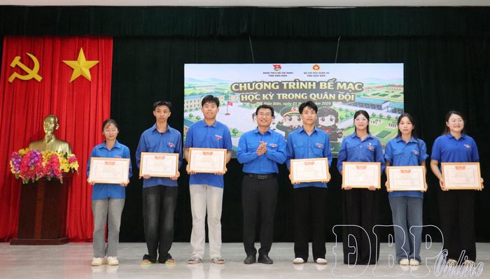 Ban Thường vụ Tỉnh đoàn tặng Bằng khen tình nguyện viên có thành tích xuất sắc tham gia tình nguyện tại Chương trình “Học kỳ trong quân đội” năm 2026”.