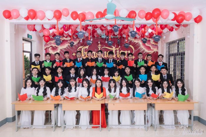 Trang chụp ảnh kỷ yếu cùng cô giáo chủ nhiệm và tập thể lớp 12C3.