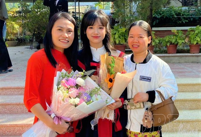 Đặng Quỳnh Trang chụp ảnh lưu niệm cùng mẹ (bên phải) và cô giáo chủ nhiệm.