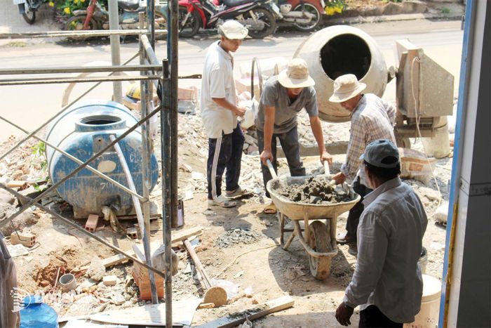 Nhóm thợ thi công công trình xây dựng nhà ở tại xã Gia Kiệm, thành phố Đồng Nai theo hợp đồng xây dựng giữa chủ đầu tư và đơn vị thi công. Ảnh có tính minh họa: Đoàn Phú