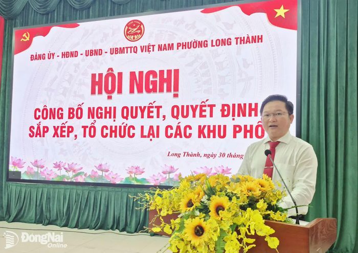 Thành ủy viên, Bí thư Đảng ủy, Chủ tịch HĐND phường Long Thành Nguyễn Hữu Nguyên phát biểu tại hội nghị. Ảnh: ĐPCC