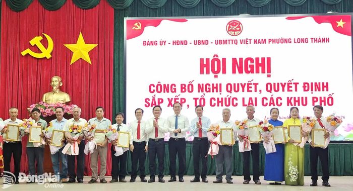 Lãnh đạo phường Long Thành trao quyết định thành lập các chi bộ và bí thư chi bộ các khu phố. Ảnh: ĐPCC
