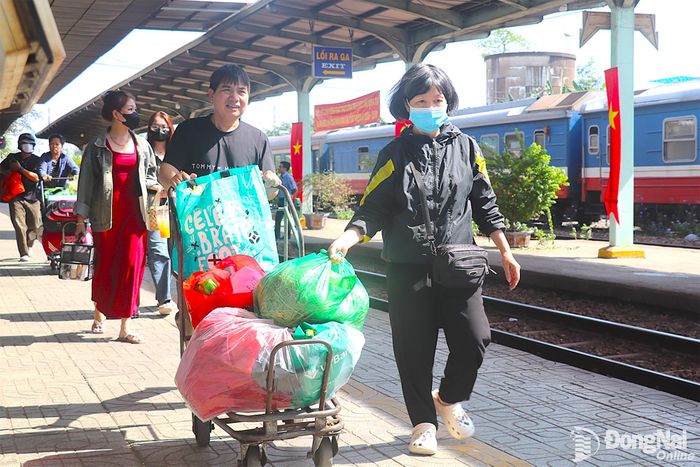 Hành khách đi lại tại Ga Biên Hòa, thành phố Đồng Nai. Ảnh: An Nhơn