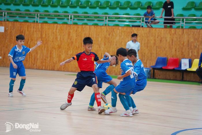 Một pha tranh chấp bóng quyết liệt giữa các cầu thủ trong trận đấu tại vòng loại Cụm thi đấu số 5. Ảnh: Lê Duy