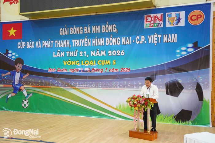 Phó Chủ tịch UBND xã Định Quán, Trưởng ban Tổ chức giải Cụm thi đấu số 5 Ngô Đăng Thành phát biểu tại lễ khai mạc. Ảnh: Lê Duy