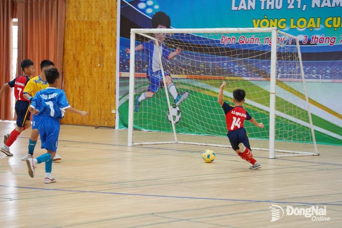 Cầu thủ nhí đội bóng nhi đồng xã Định Quán thực hiện cú sút trong trận đấu tại vòng loại Cụm thi đấu số 5 Giải bóng đá nhi đồng Cúp Báo và Phát thanh, Truyền hình Đồng Nai - C.P. Việt Nam lần thứ 21 năm 2026. Ảnh: Lê Duy