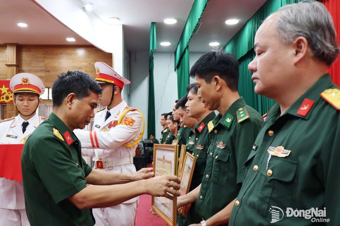 Đại tá Bùi Văn Sỹ, Phó Chính ủy Bộ Chỉ huy Quân sự thành phố khen thưởng cá nhân xuất sắc. Ảnh: Nguyệt Hà