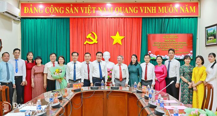 Lãnh đạo phường Trảng Bom chụp hình lưu niệm với tập thể cán bộ, viên chức Trung tâm Dịch vụ tổng hợp. Ảnh: Thanh Toàn