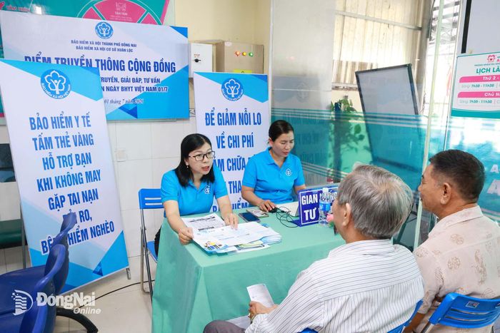 Đội ngũ nhân viên Bảo hiểm xã hội cơ sở Xuân Lộc tuyên truyền, giải đáp, tư vấn chính sách về bảo hiểm y tế, bảo hiểm xã hội cho người dân. Ảnh: Hải Đình